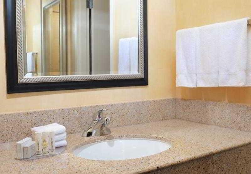 Hotel Courtyard By Marriott Airport