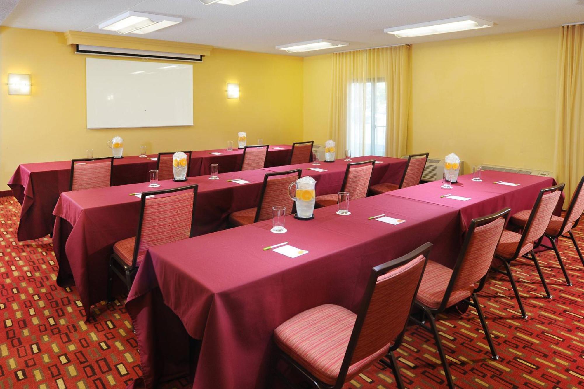 Courtyard By Marriott Airport