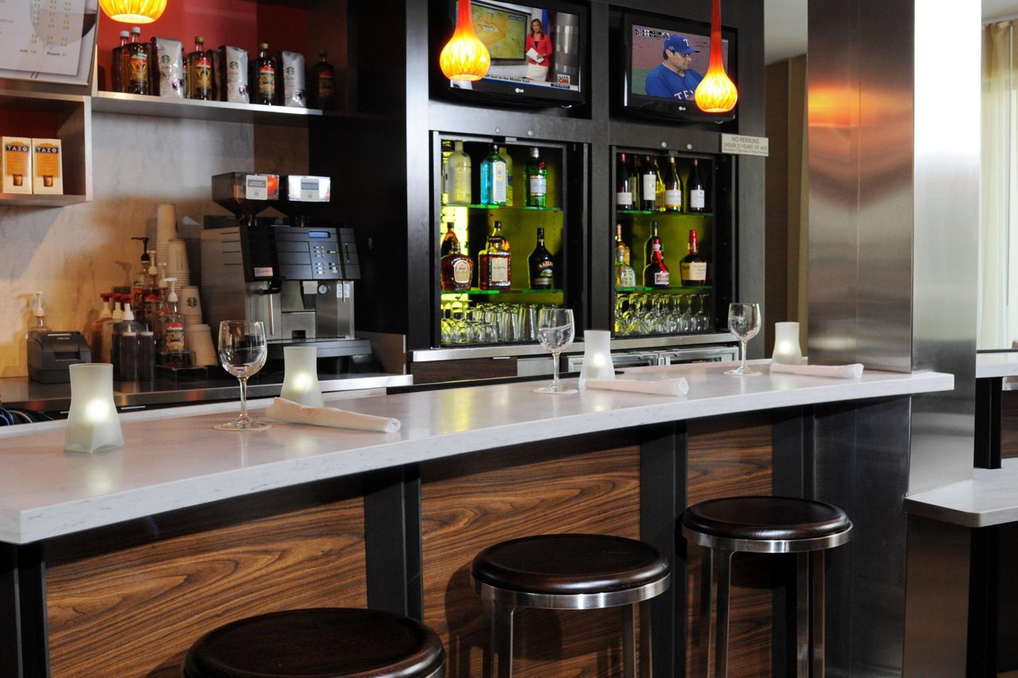 Courtyard By Marriott Airport Hotel