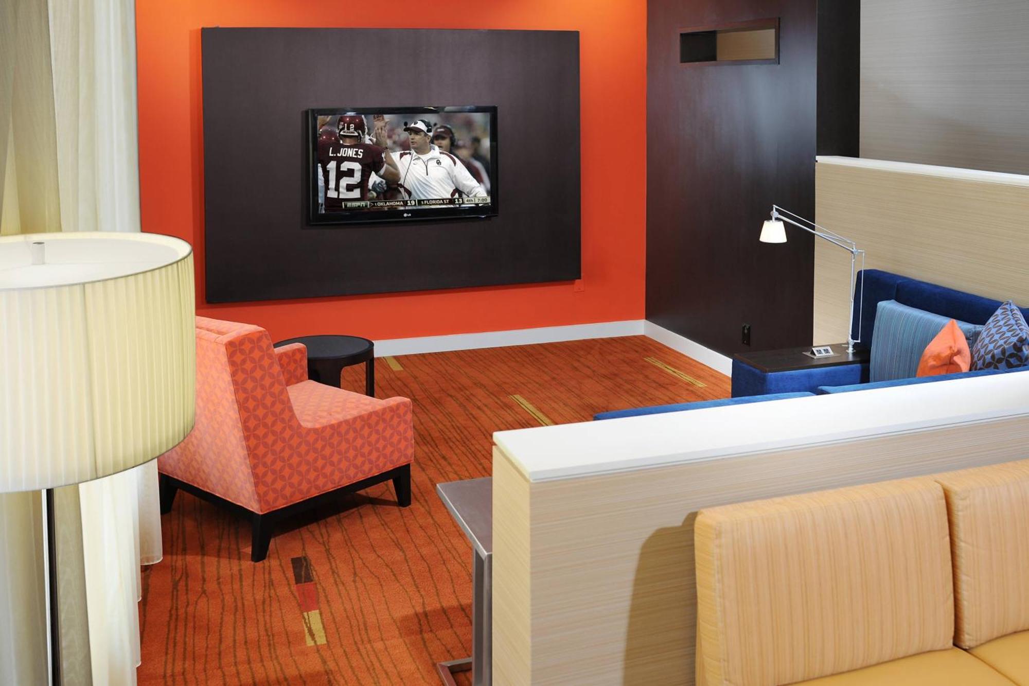 Courtyard By Marriott Airport
