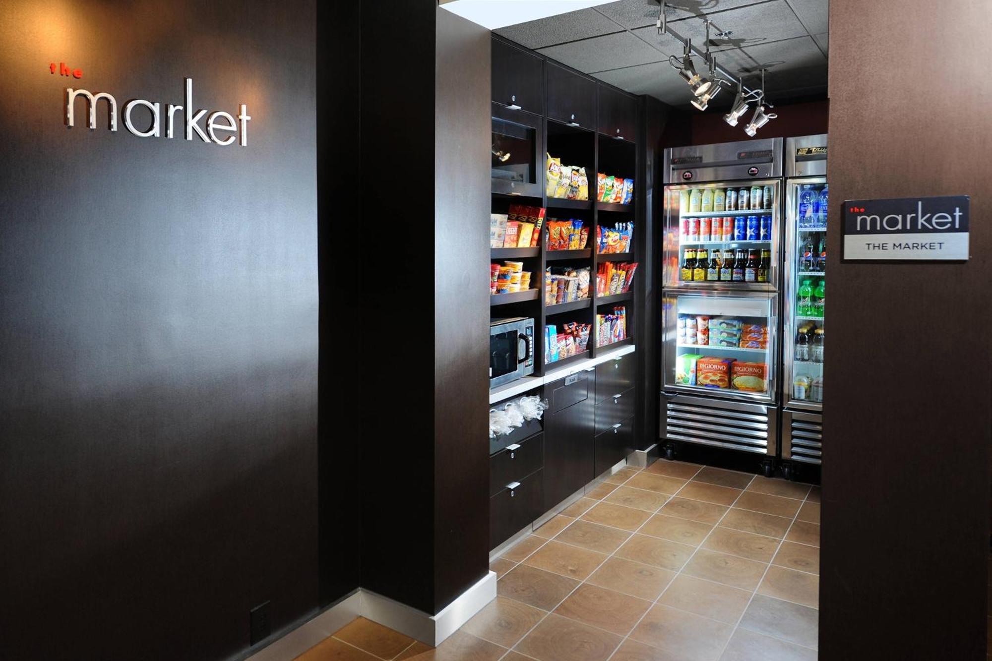 Hotel Courtyard By Marriott Airport
