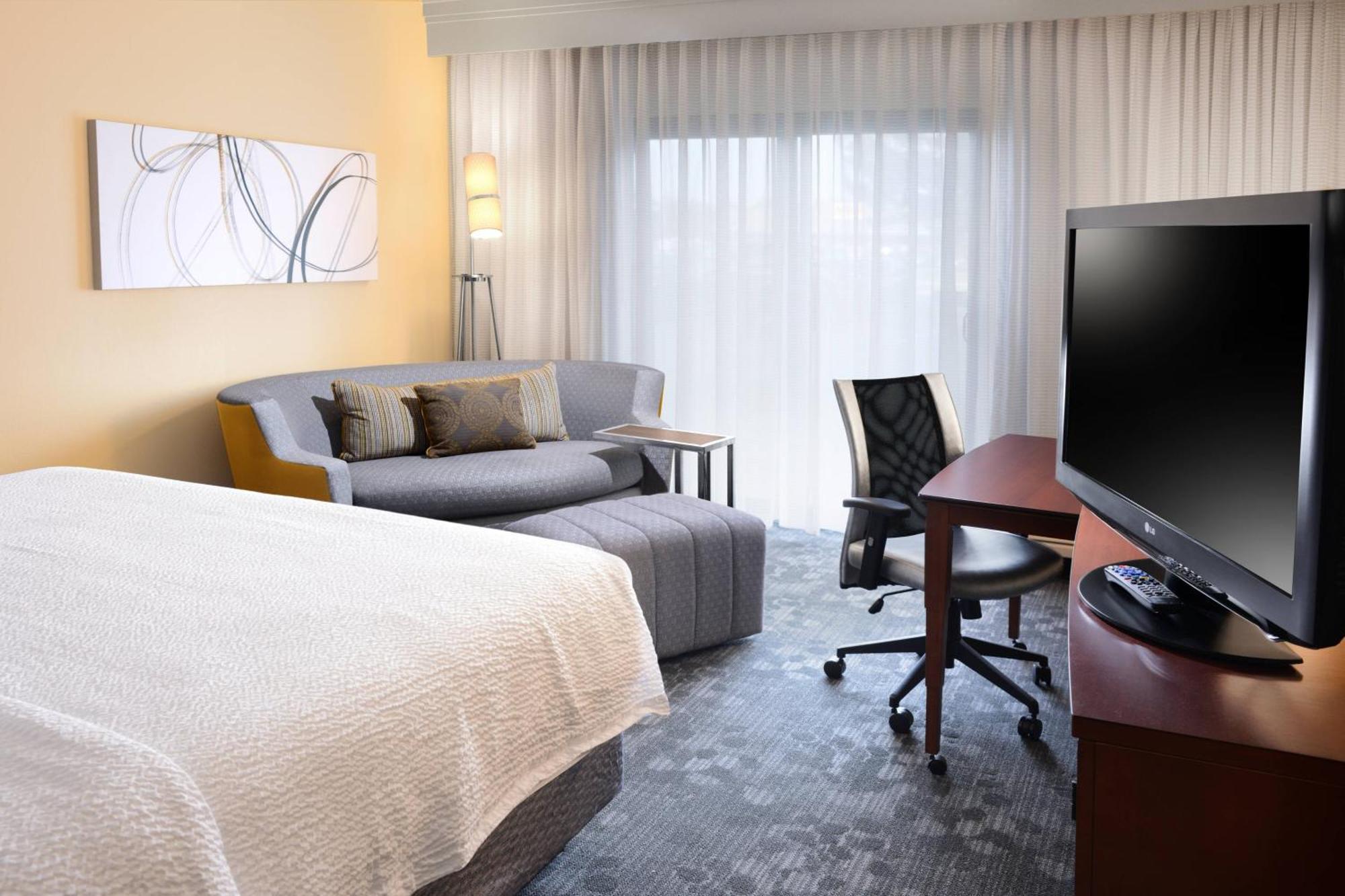Courtyard By Marriott Airport