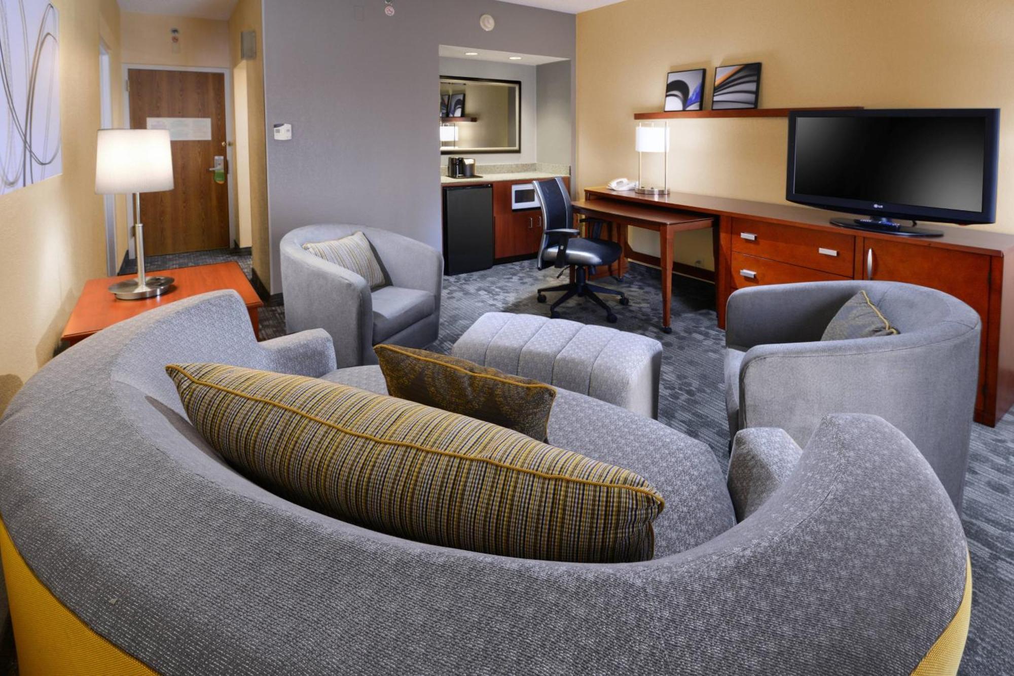 Courtyard By Marriott Airport Hotel