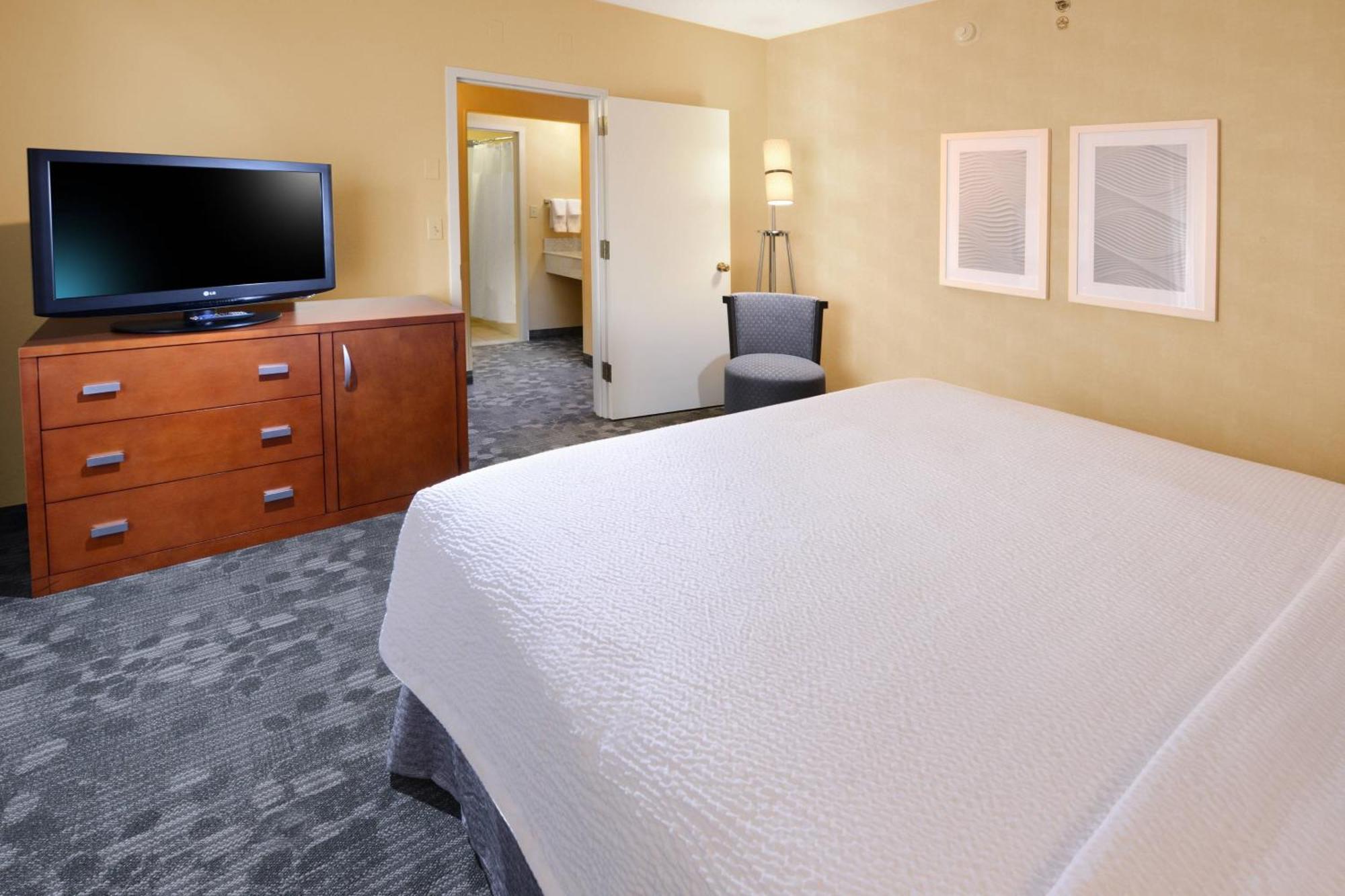 Hotel Courtyard By Marriott Airport