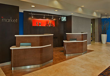 Courtyard By Marriott Airport Hotel