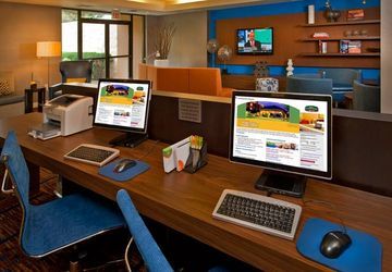 Hotel Courtyard By Marriott Airport