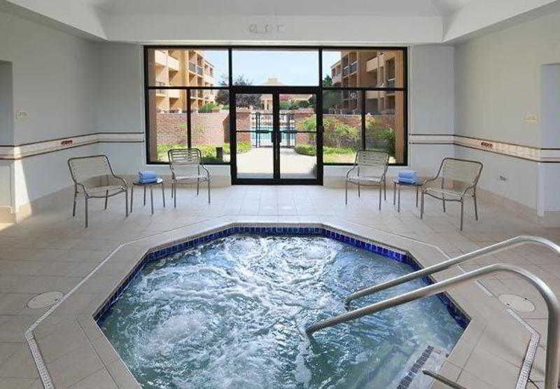 Courtyard By Marriott Airport