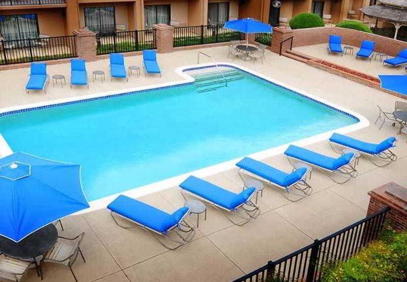 Courtyard By Marriott Airport