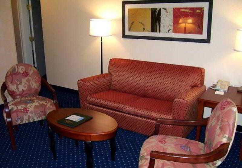 Courtyard By Marriott Airport Hotel 3*