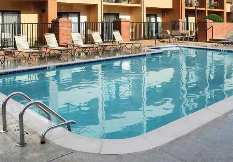 Hotel Courtyard By Marriott Airport
