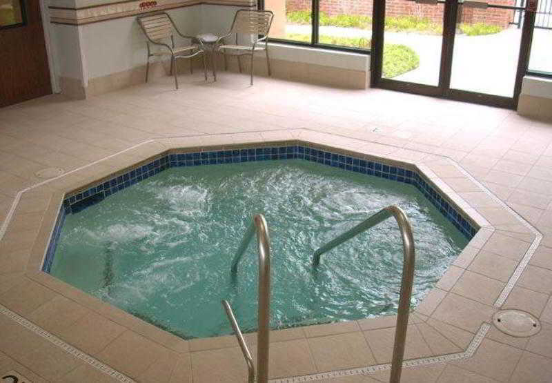 Hotel Courtyard By Marriott Airport